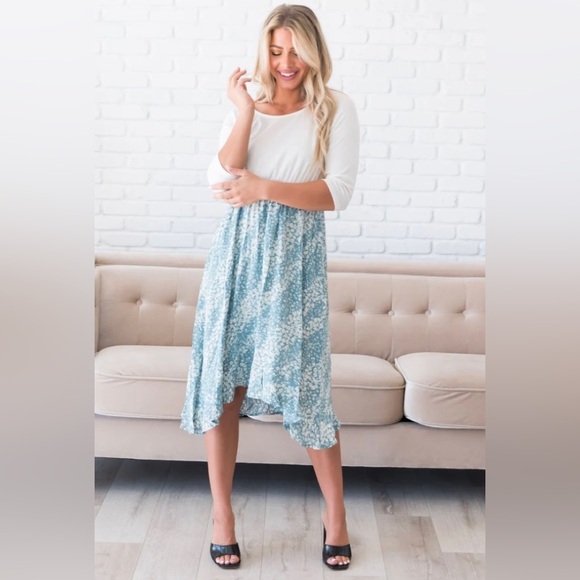 The Juni Midi Floral High Low Skirt
Style Dress - Picture 3 of 6